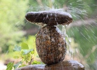 Galet recevant de l'eau en equilibre